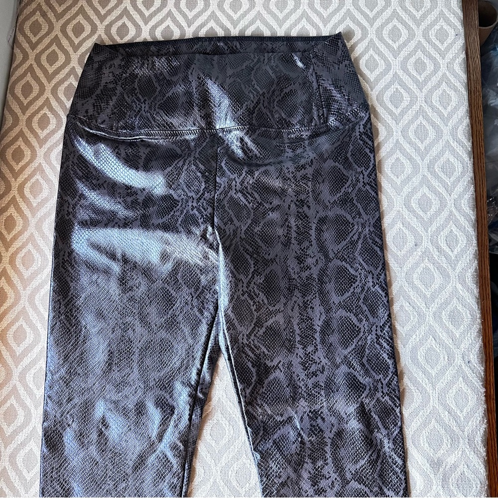 7 For All Mankind Women's Snakeskin Leggings sz S Night Out Rocker - Picture 3 of 11